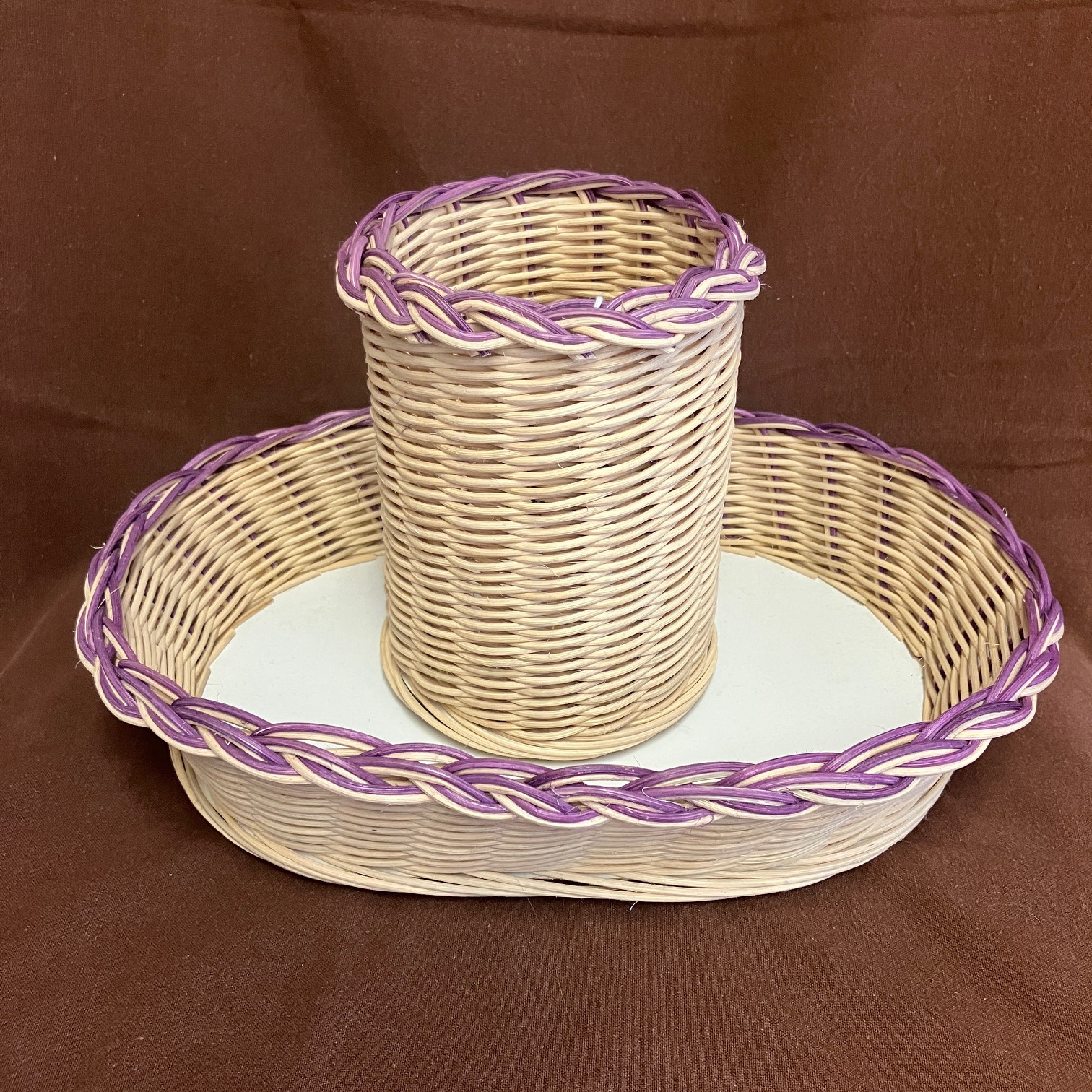 Sada: tác přírodní a příborník s fialovým dekorem