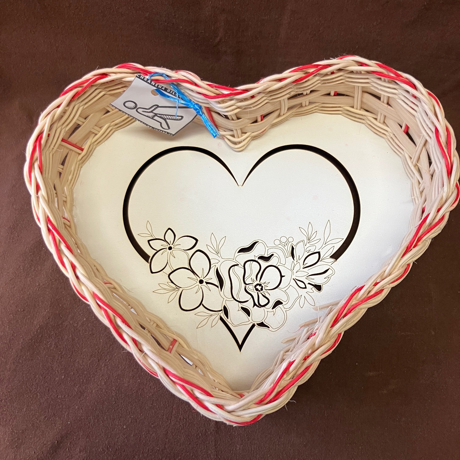 Tác ve tvaru srdce přírodní s červeným dekorem, přírodní šénou a ozdobným dnem - Obrázek 2