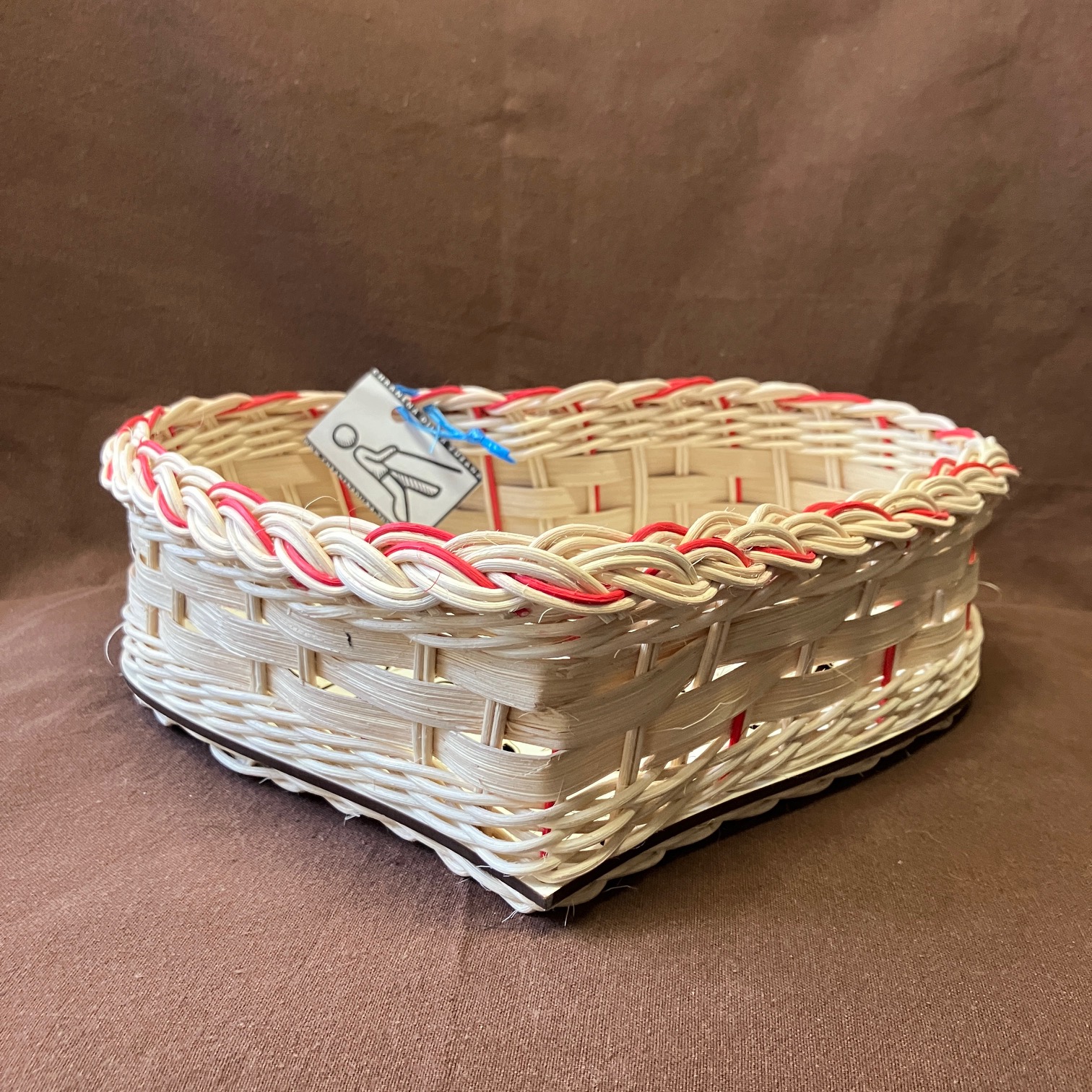 Tác ve tvaru srdce přírodní s červeným dekorem, přírodní šénou a ozdobným dnem - Obrázek 3