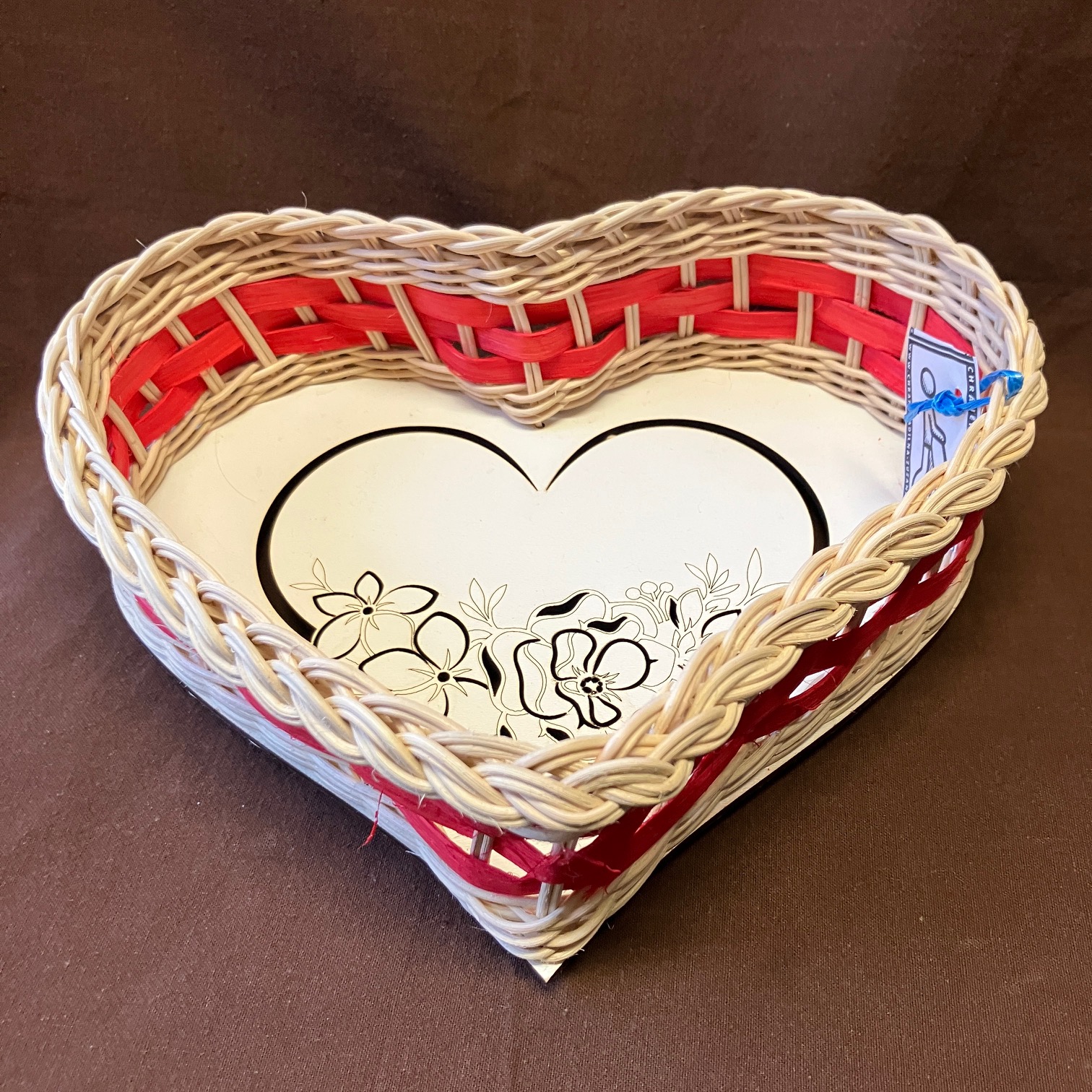 Tác ve tvaru srdce přírodní s červenou šénou a ozdobným dnem