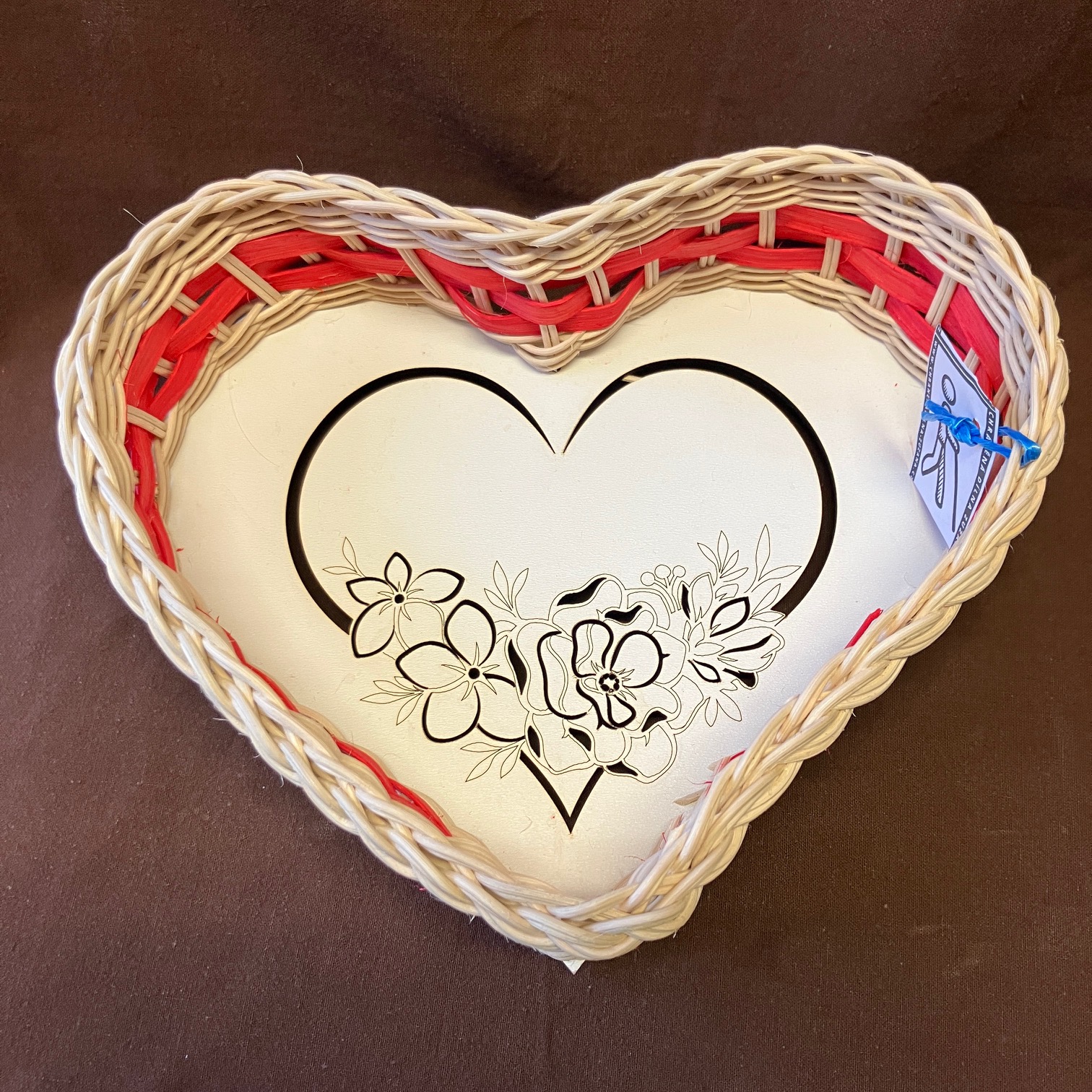 Tác ve tvaru srdce přírodní s červenou šénou a ozdobným dnem - Obrázek 2