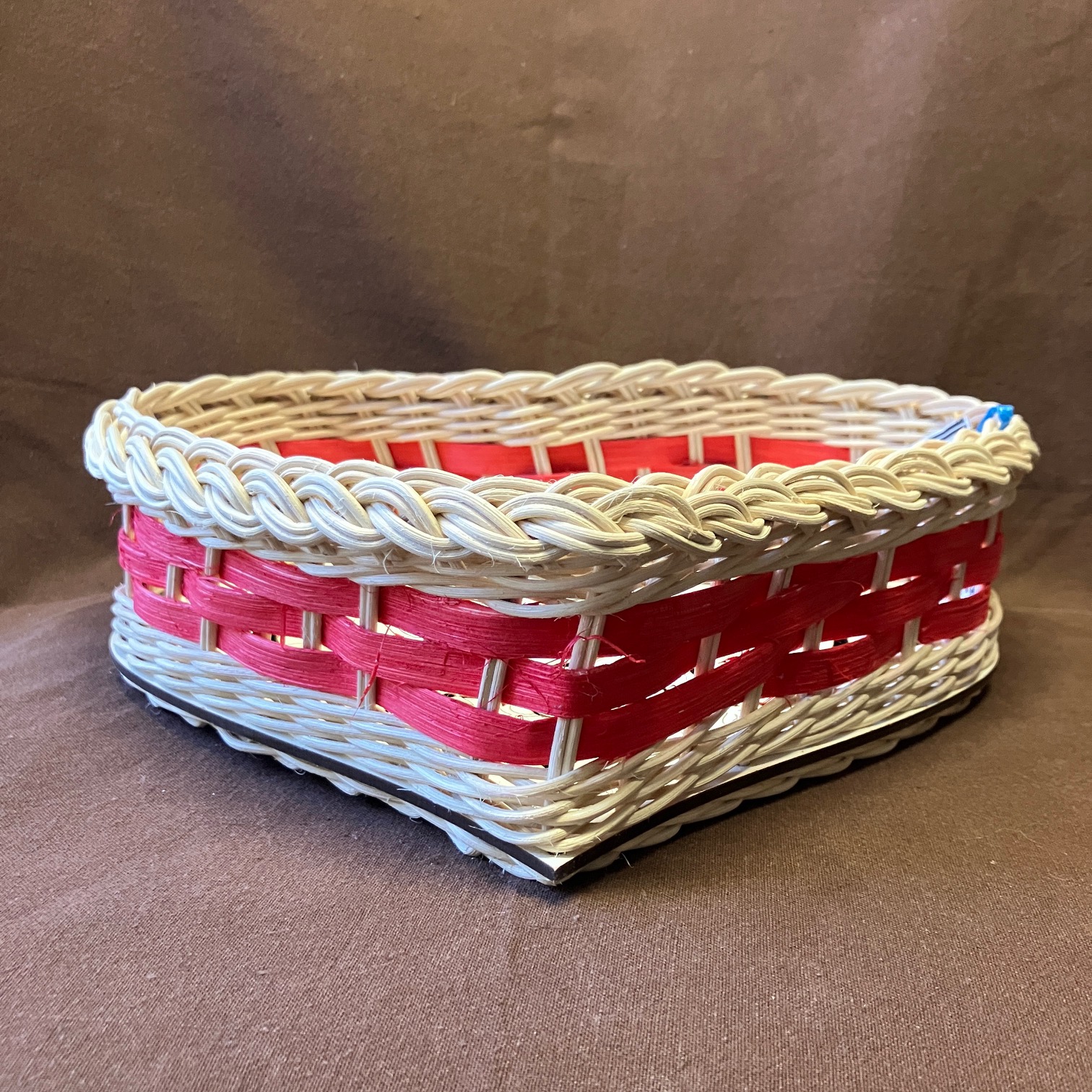 Tác ve tvaru srdce přírodní s červenou šénou a ozdobným dnem - Obrázek 3