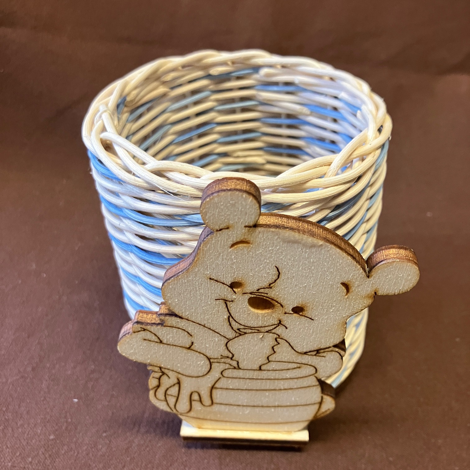 Tužkovník přírodní se světle modrým dekorem a dřevěným medvídkem