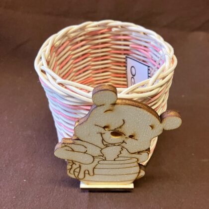 Tužkovník přírodní s růžovým dekorem a dřevěným medvídkem