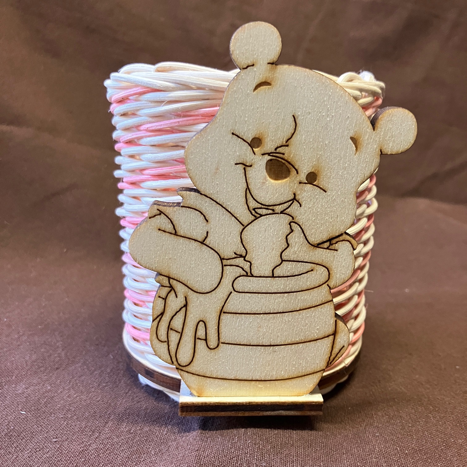 Tužkovník přírodní s růžovým dekorem a dřevěným medvídkem - Obrázek 3