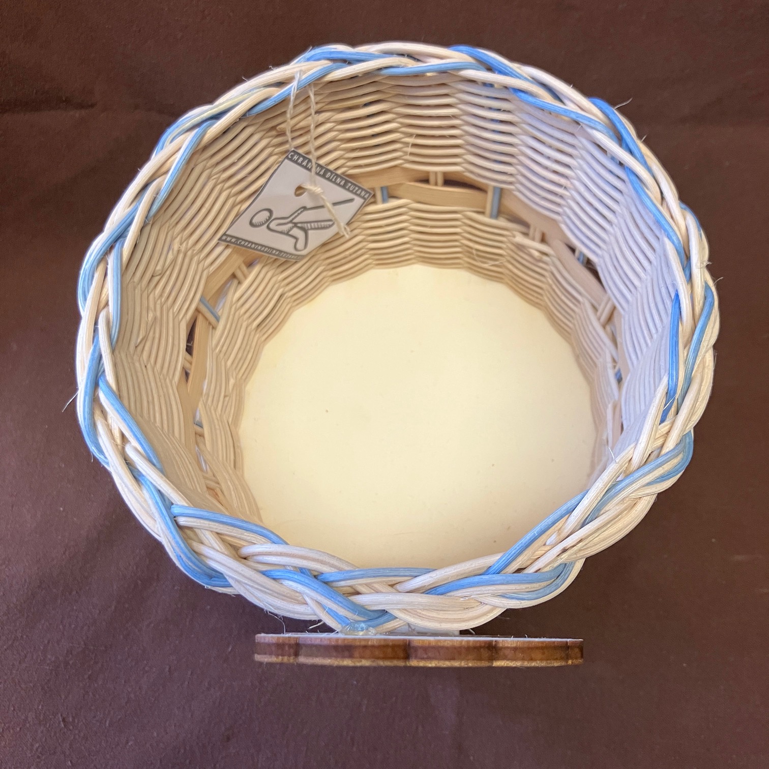 Vařečkovník přírodní se světlemodrým dekorem, přírodní šénou a dřevěnou ozdobou - Obrázek 2