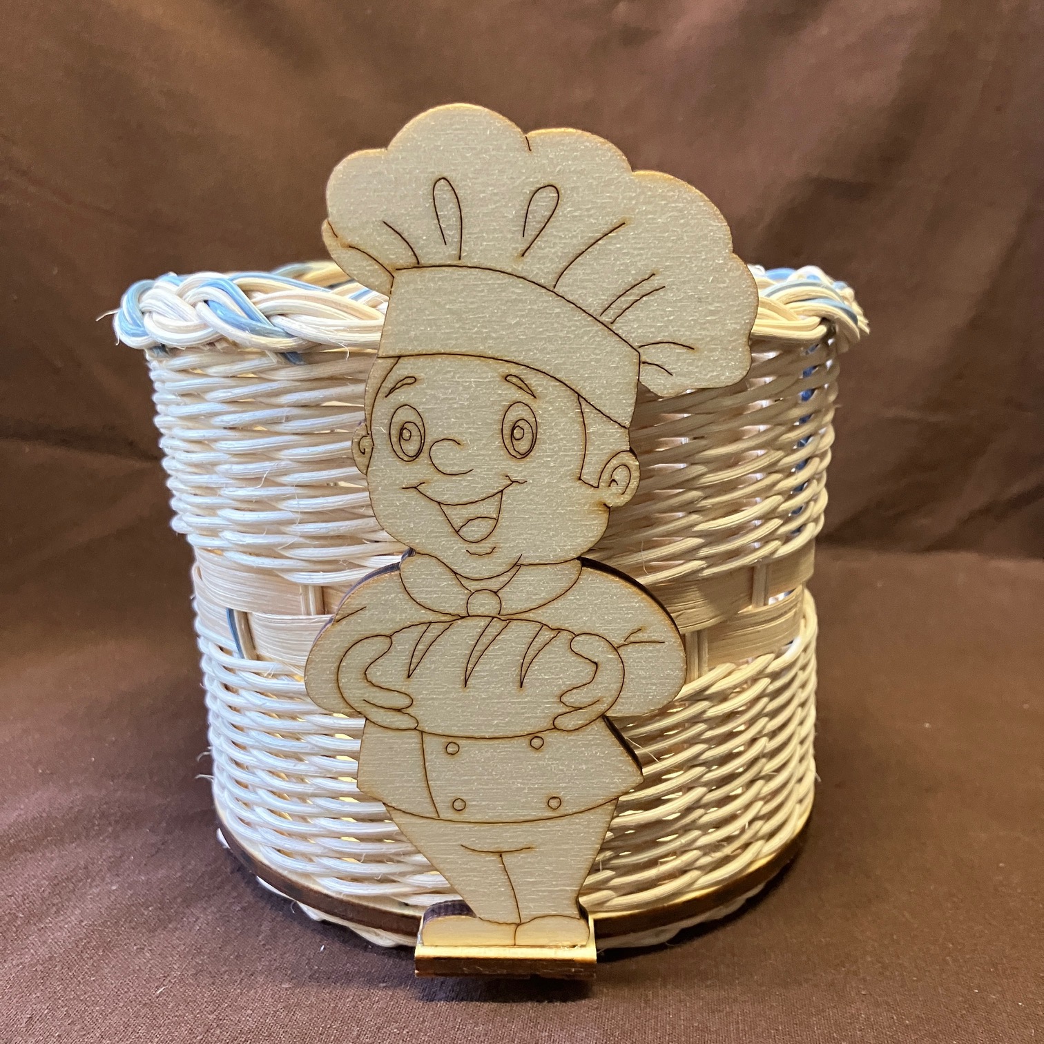 Vařečkovník přírodní se světlemodrým dekorem, přírodní šénou a dřevěnou ozdobou - Obrázek 3