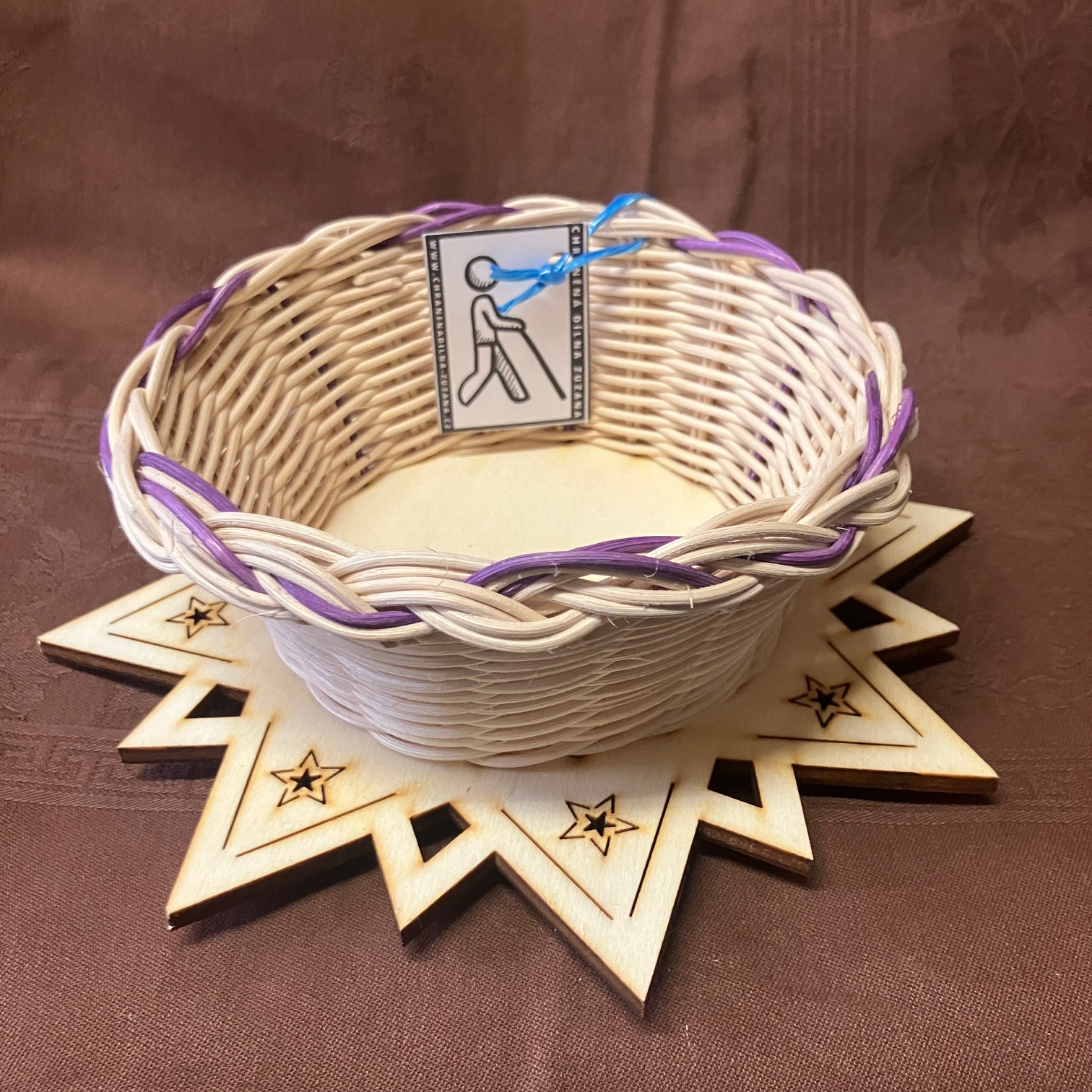 Vánoční miska s fialovým dekorem a ozdobným dnem