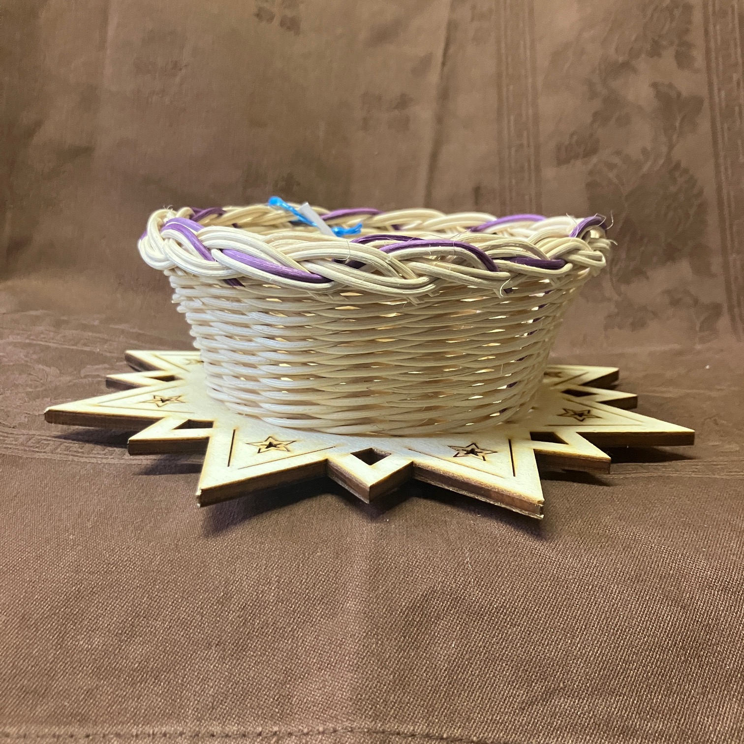 Vánoční miska s fialovým dekorem a ozdobným dnem - Obrázek 3