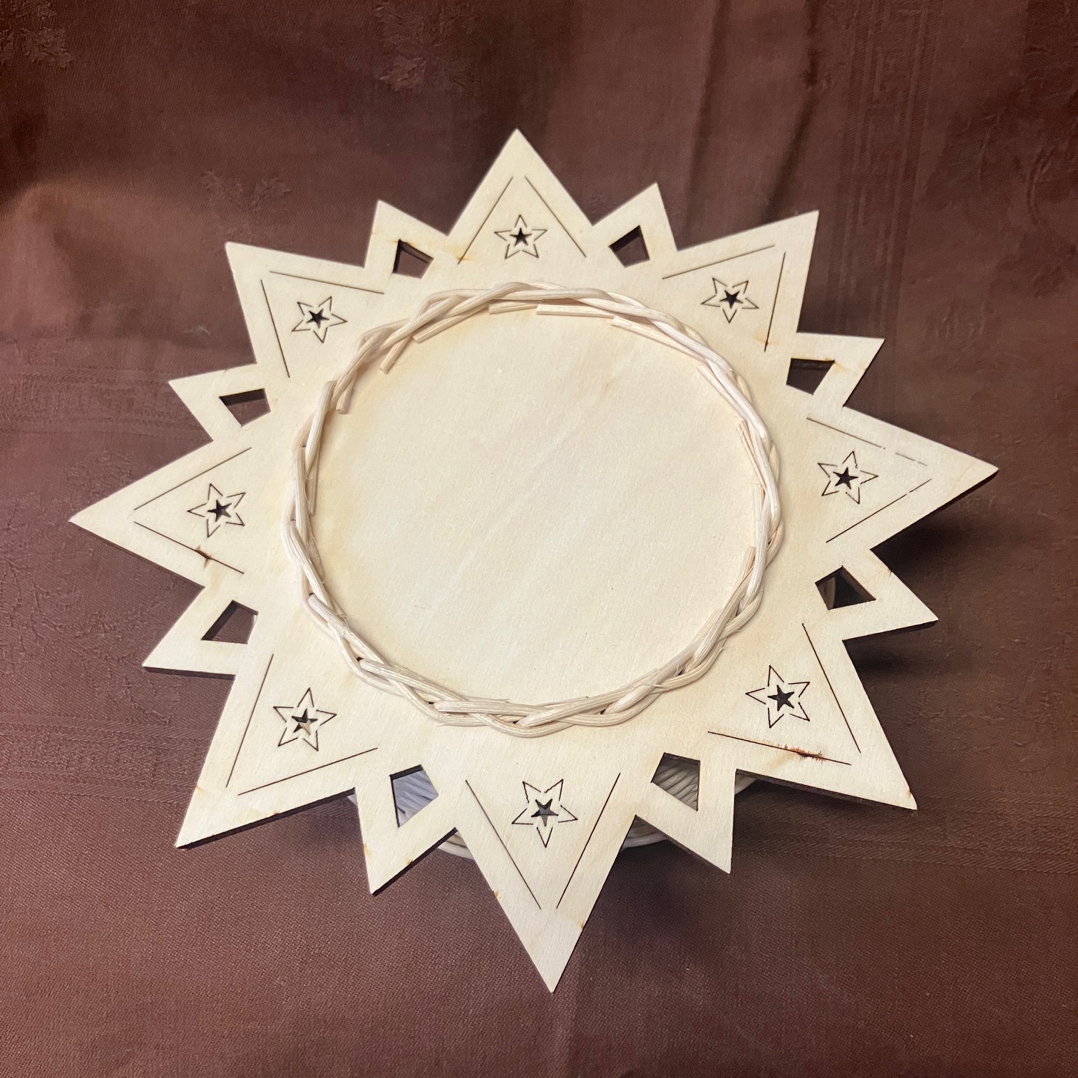 Vánoční miska s fialovým dekorem a ozdobným dnem - Obrázek 4