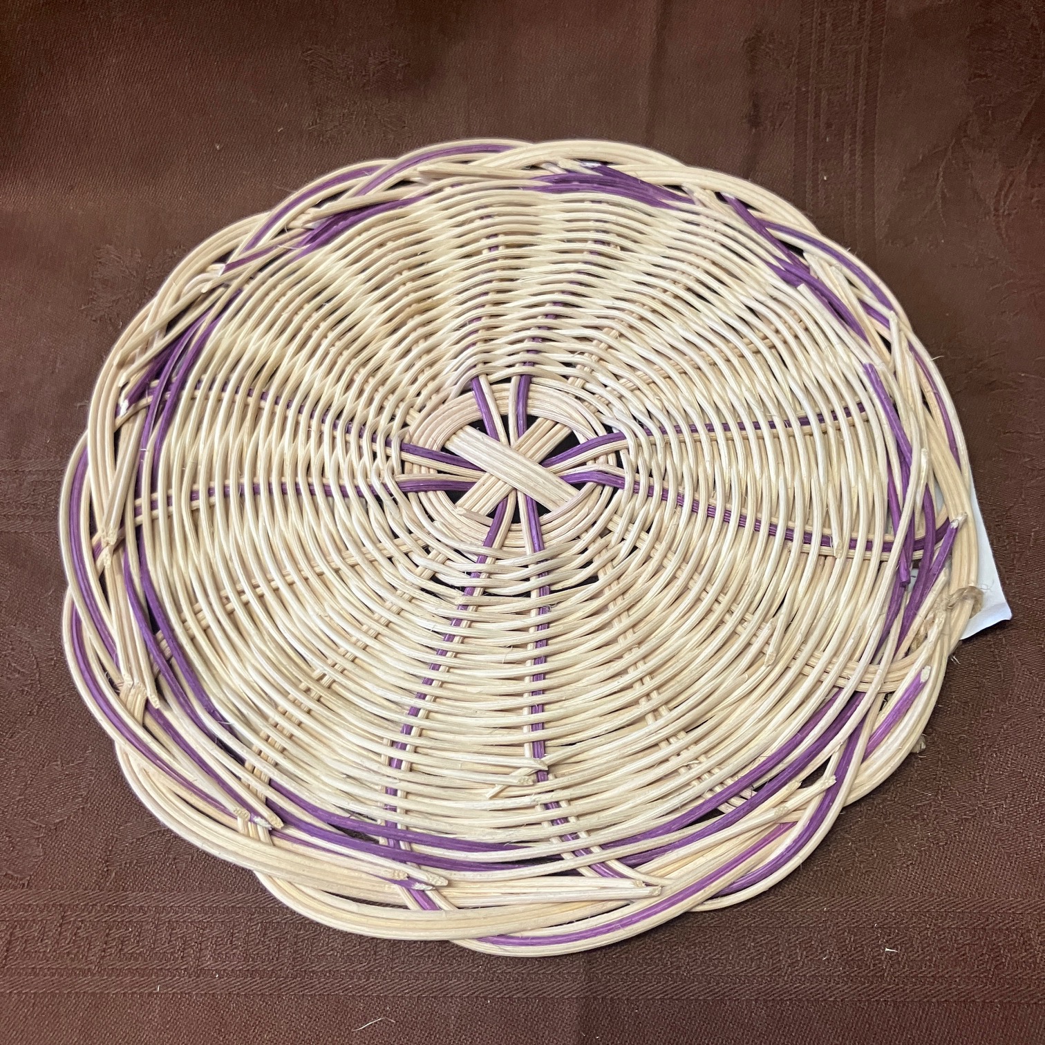 DOPRODEJ: Podtácek velký přírodní s fialovým dekorem