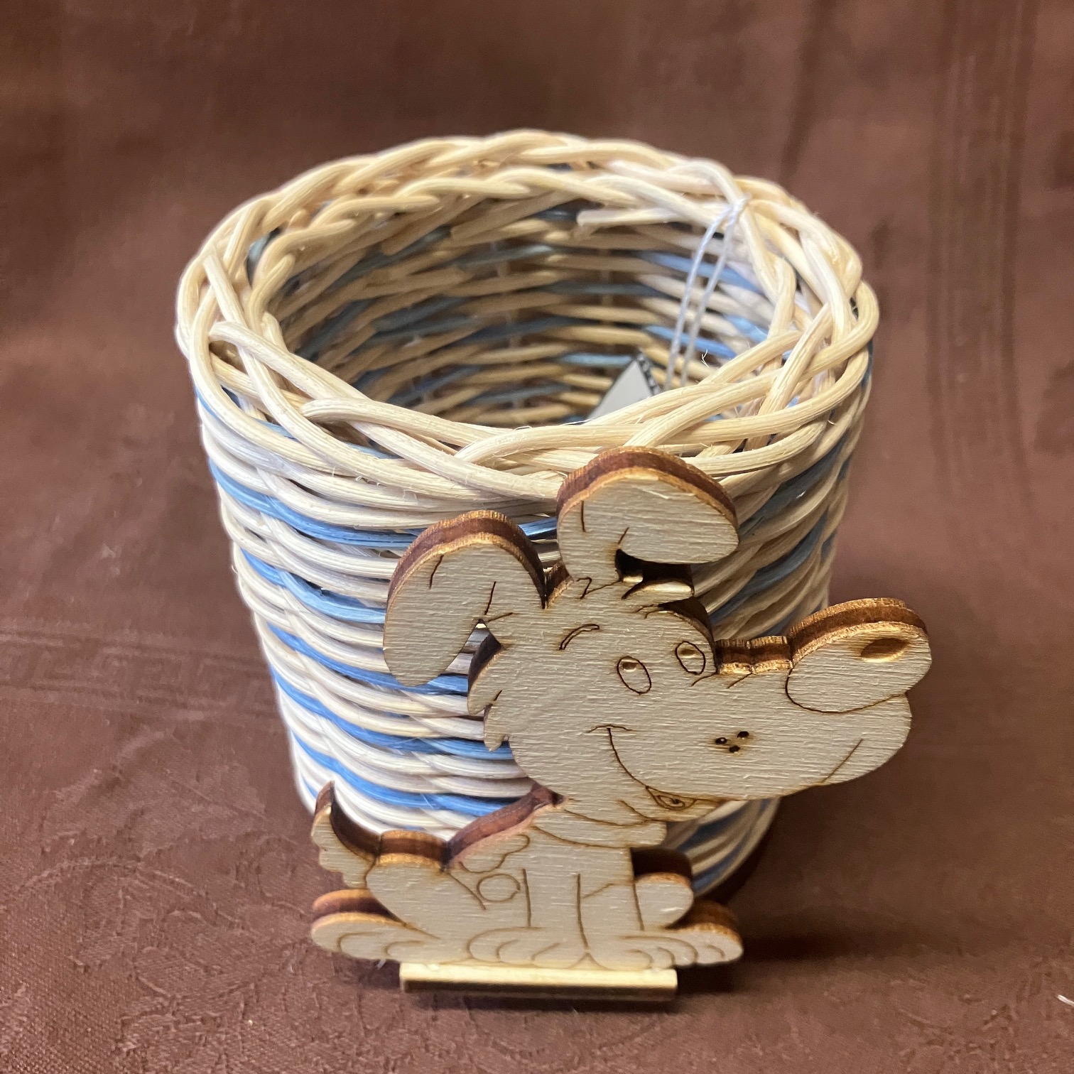 Tužkovník přírodní s modrým dekorem a dřevěným pejskem