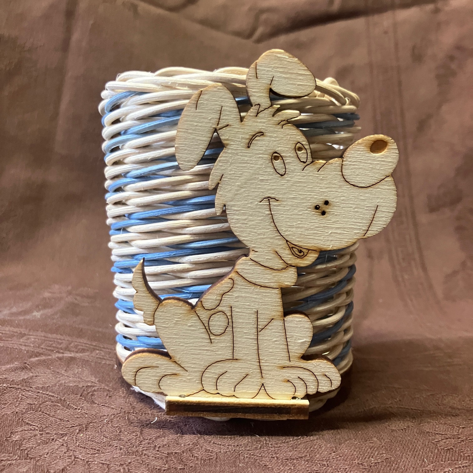 Tužkovník přírodní s modrým dekorem a dřevěným pejskem - Obrázek 3