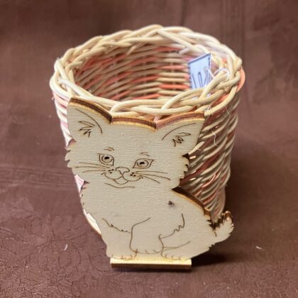 Tužkovník přírodní s růžovým dekorem a dřevěnou kočičkou