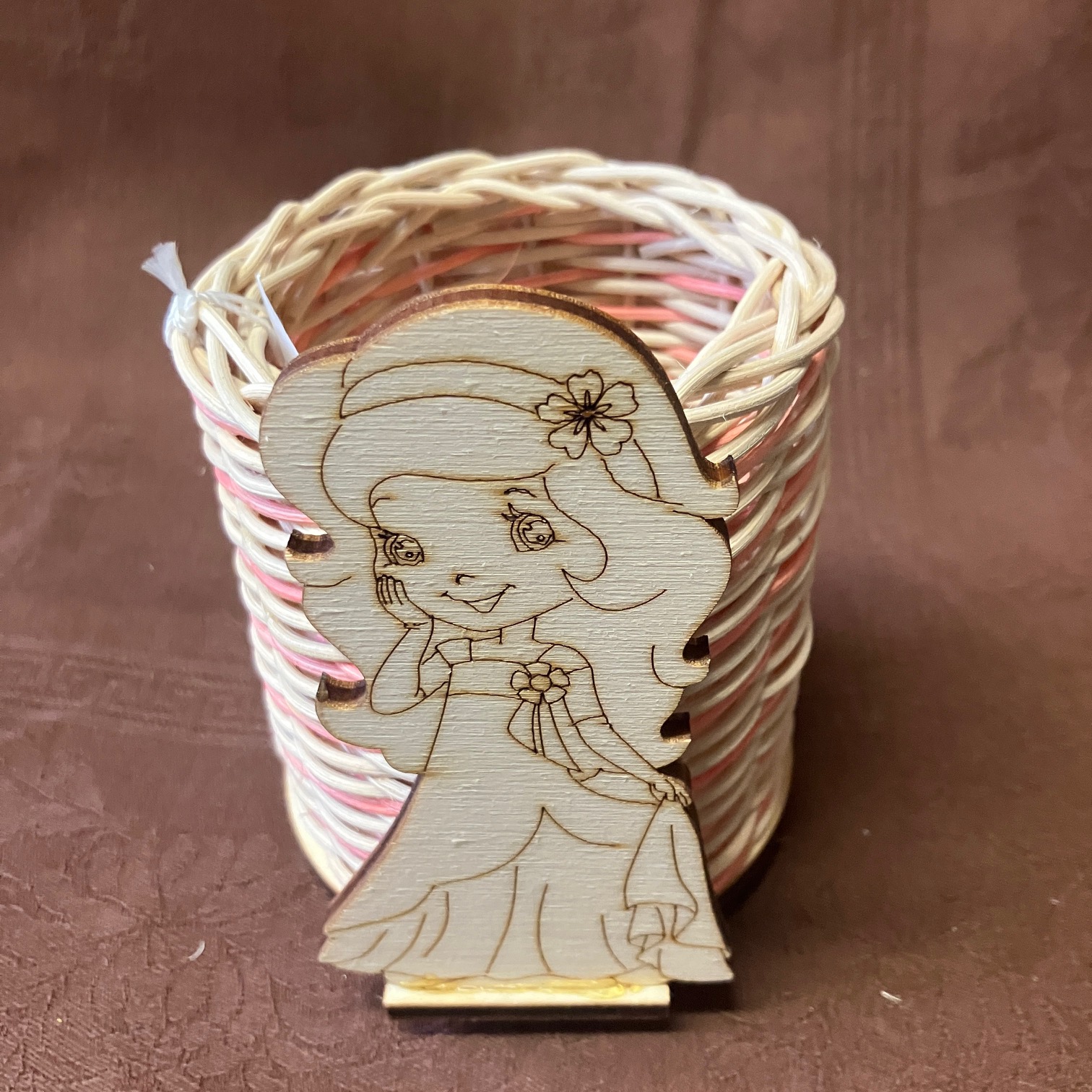 Tužkovník přírodní s růžovým dekorem a dřevěnou holčičkou
