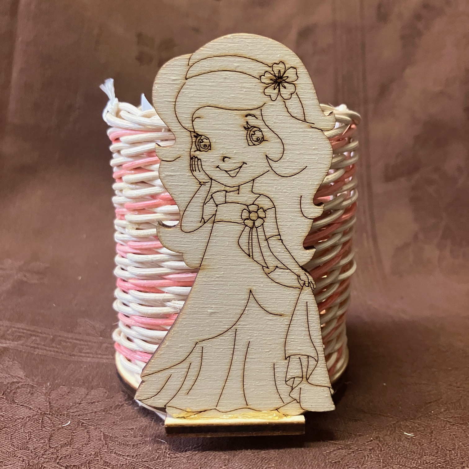 Tužkovník přírodní s růžovým dekorem a dřevěnou holčičkou - Obrázek 3