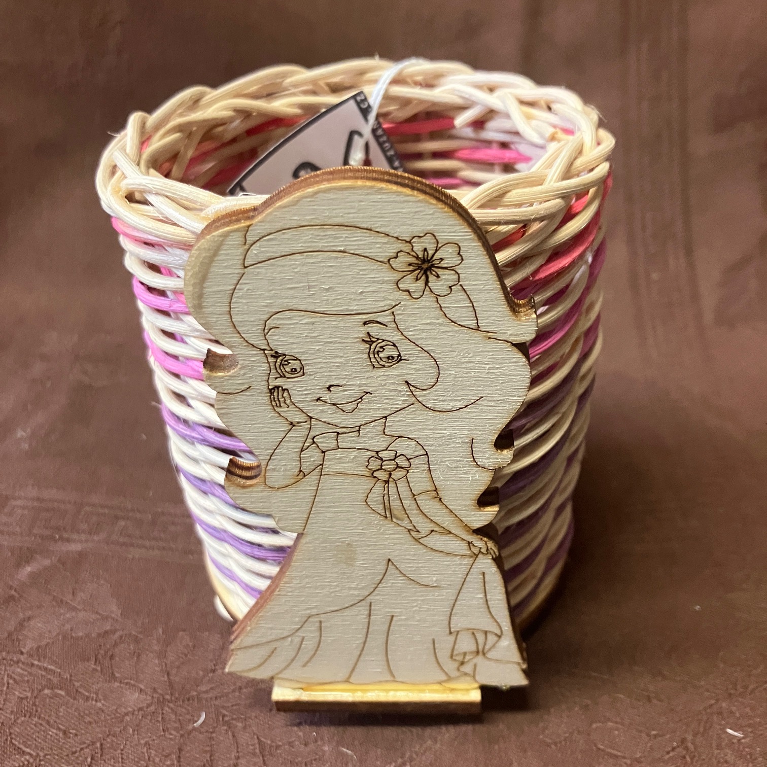 Tužkovník přírodní s růžovo fialovým dekorem a dřevěnou holčičkou