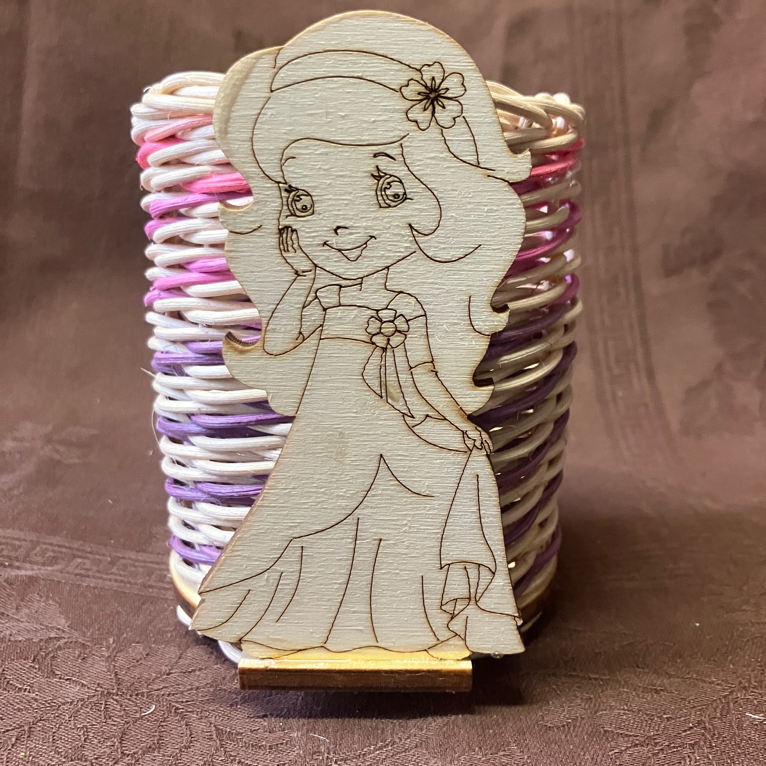 Tužkovník přírodní s růžovo fialovým dekorem a dřevěnou holčičkou - Obrázek 3