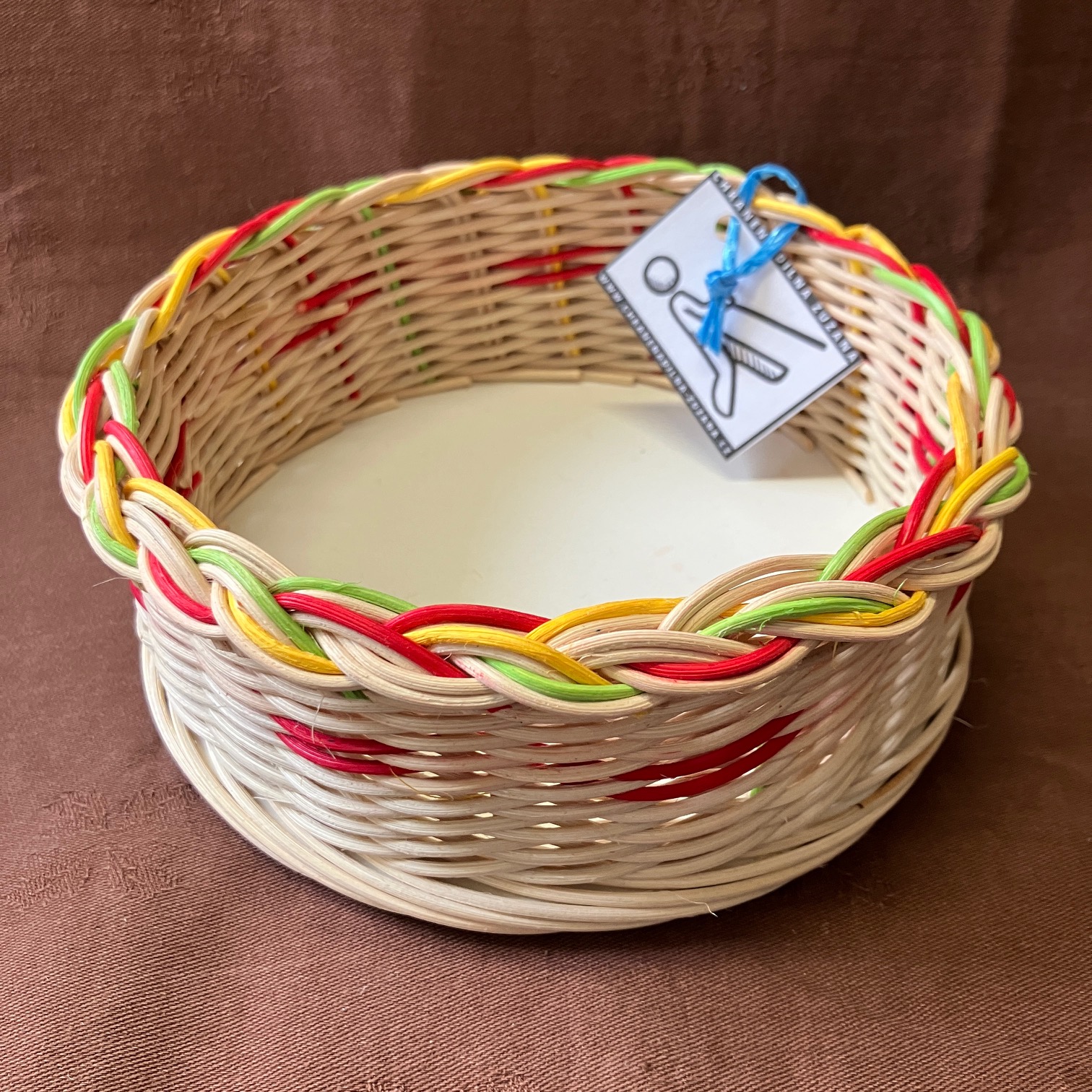Tác malý přírodní, kruhový s červeno, žluto a zeleným dekorem